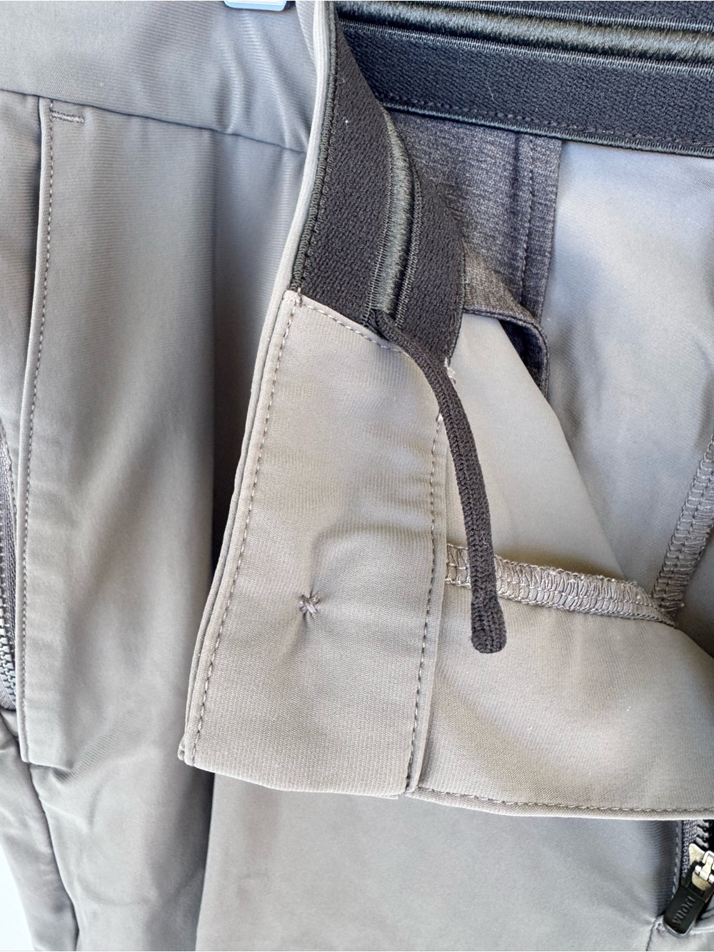 Vuori Men's Jogger Pants in Slate Gray - Picture 3 of 9